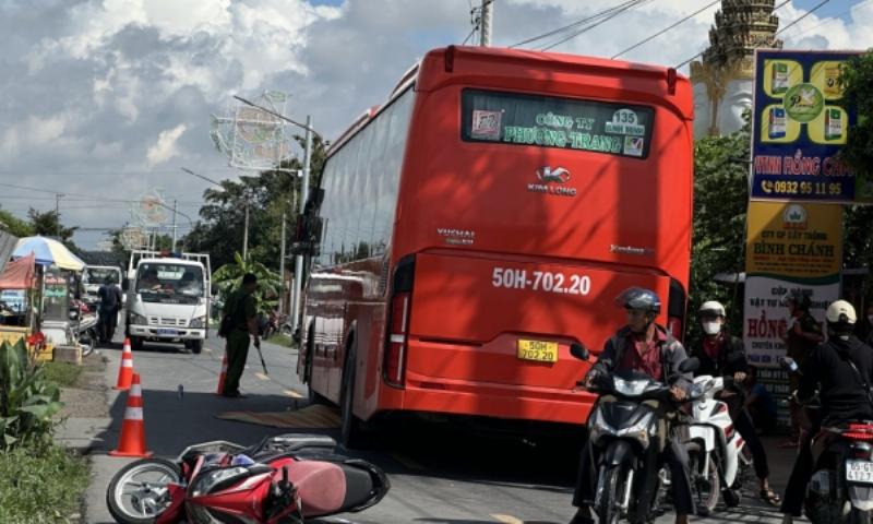 Hinh anh xe khach Phương Trang tren tuyen binh minh vinh long di chuyen tren duong que